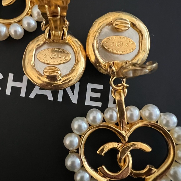 Chanel Vintage Collection 28 1993 RARE COLLECTIBLE Heart Dangle Earrings Gold - Picture 9 of 12